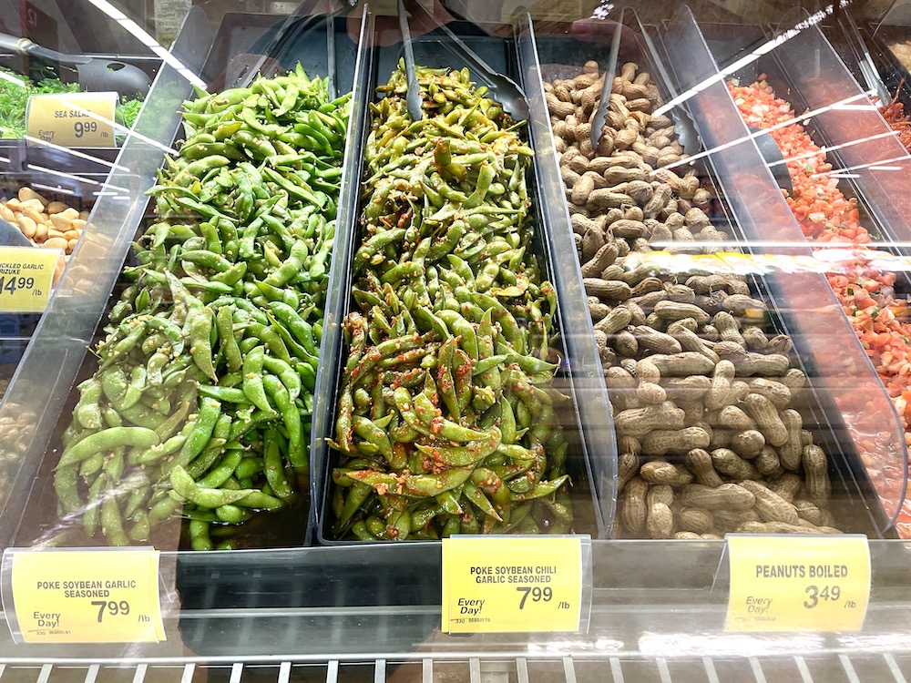 ハワイのスーパーで量り売りされている枝豆ポケ