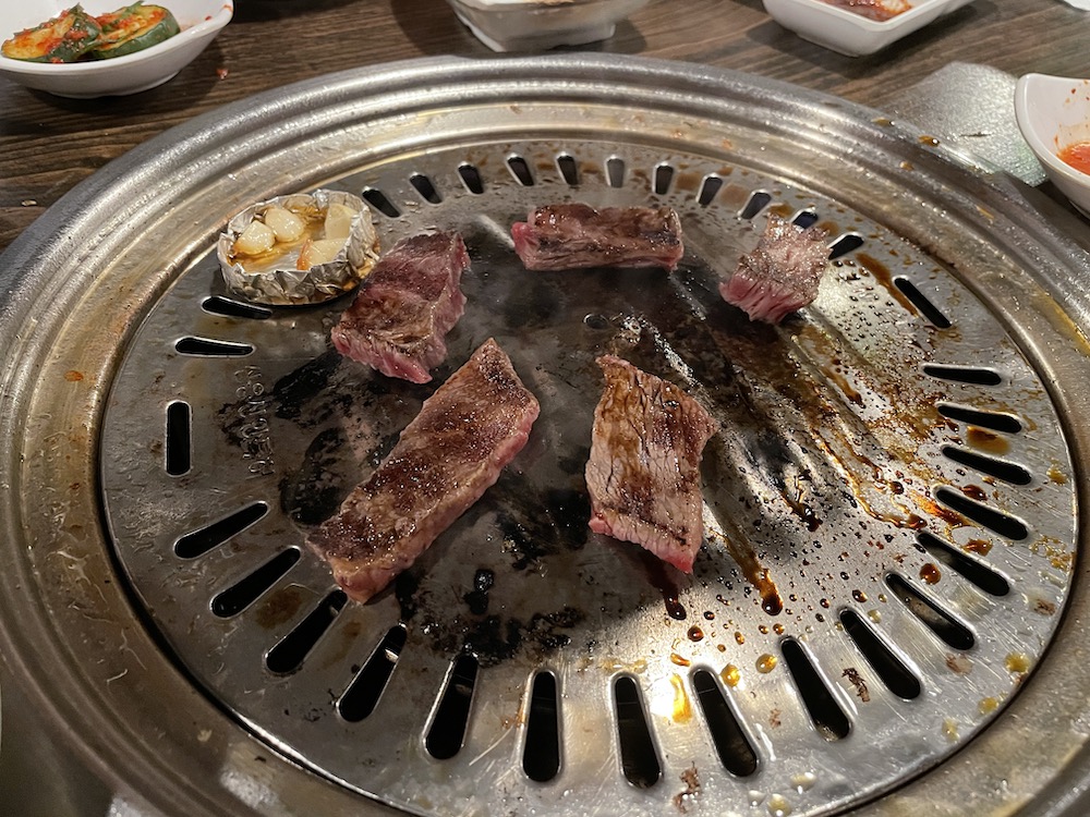 韓国焼肉「コリアハウス」でカルビ