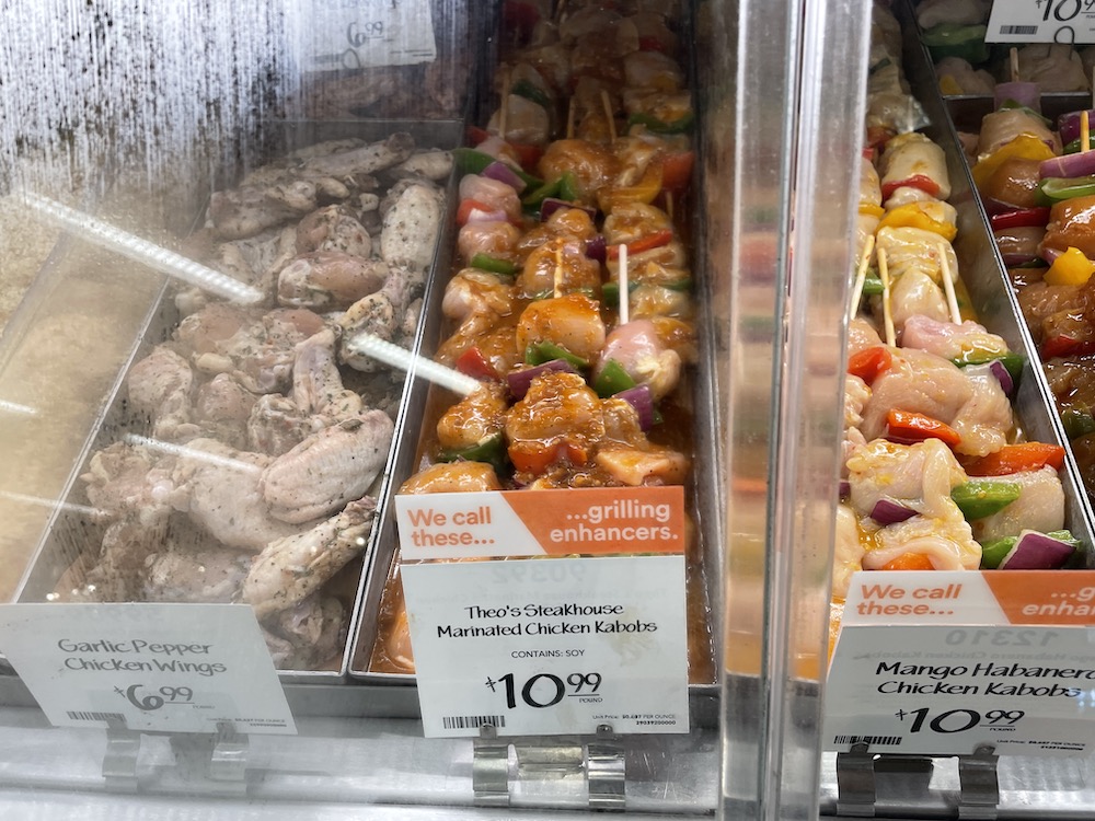 ハワイのスーパーの量り売りの様子（肉）