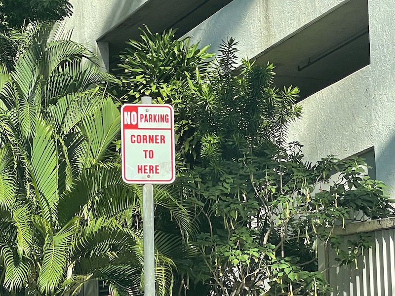 ハワイの路上で車を停めてはいけない場所