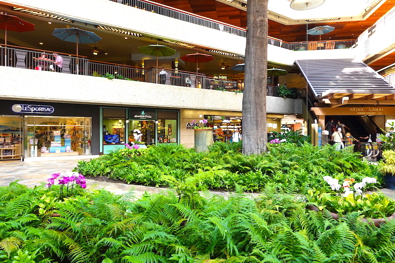 ロイヤル・ハワイアン・ショッピング・センターの中庭