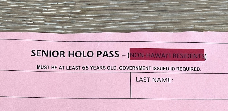 「SENIOR HOLO PASS - (NON HAWAII RESIDENT)」と上に書いてあります。