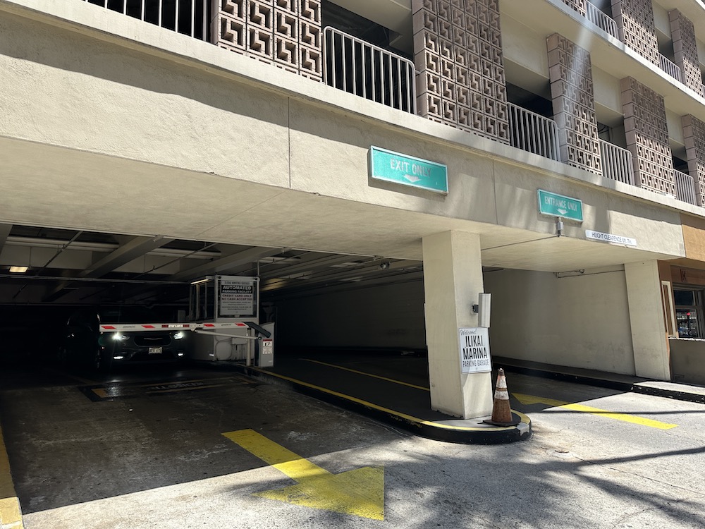 ワイキキの安価な駐車場、イリカイマリーナの駐車場
