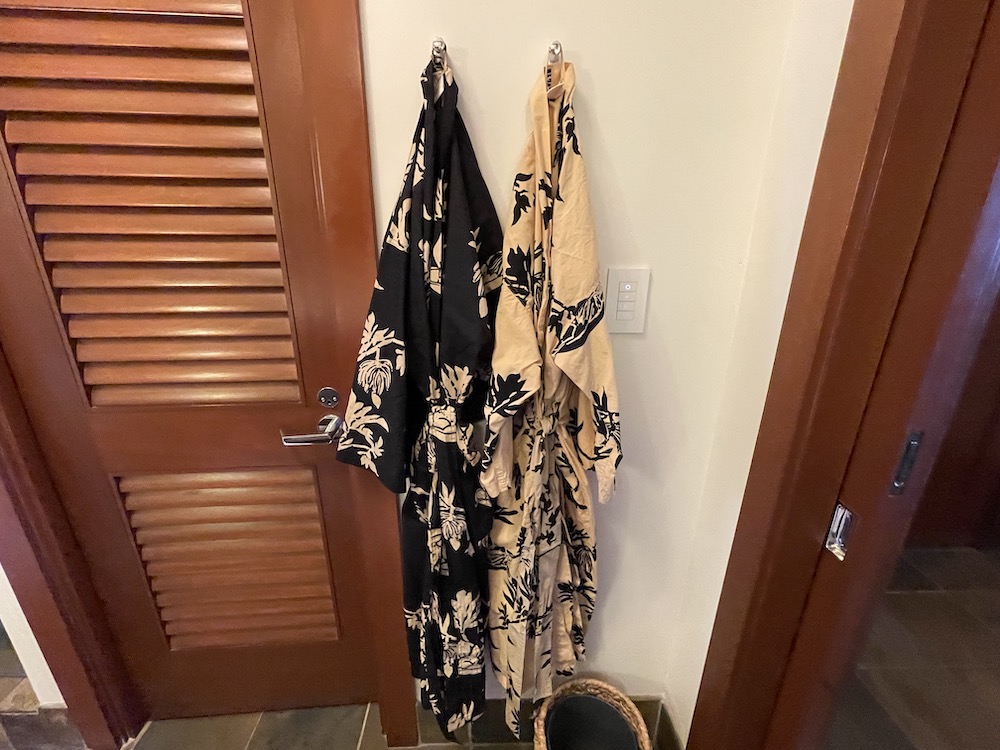 ハワイ島コナのフォーシーズン「フアラライ」のお部屋に完備しているバスローブ