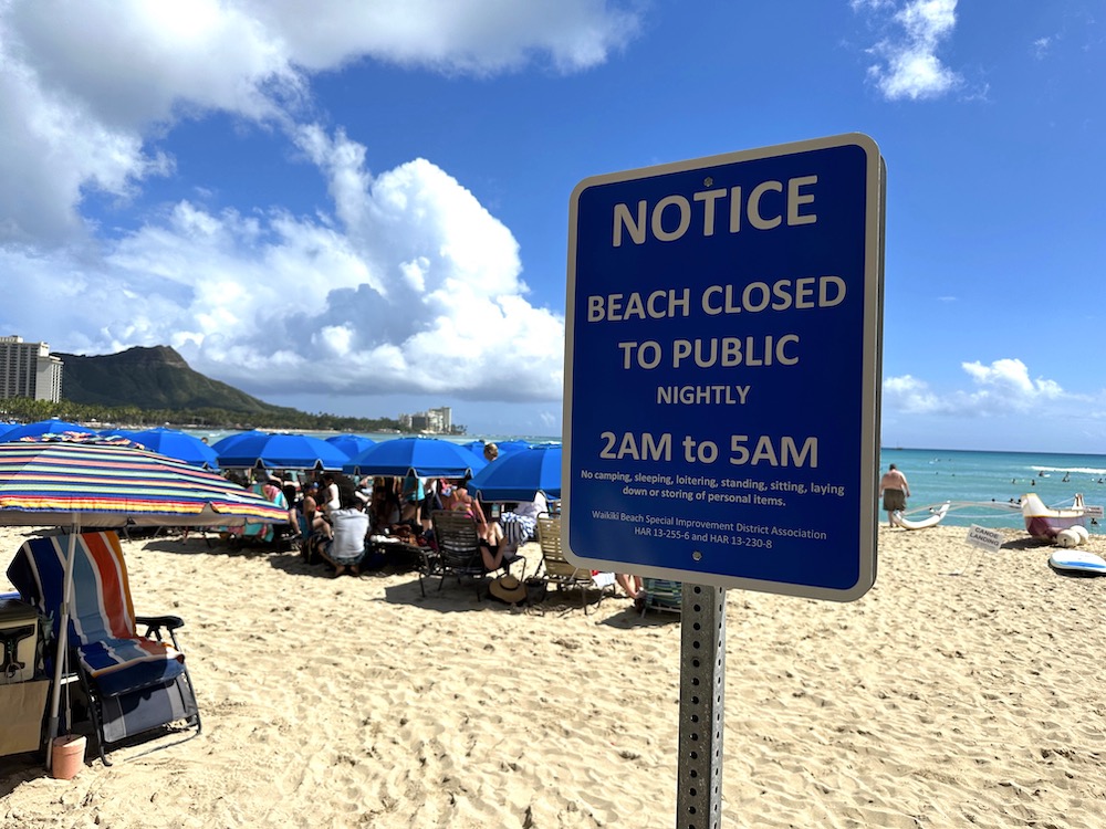 深夜ワイキキビーチで座ったり寝たりすることを禁止する新ルール
