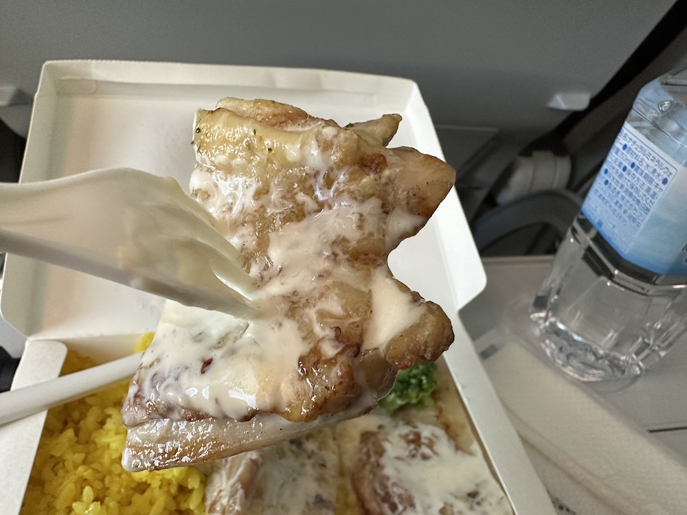 ジップエアの機内食のチキン