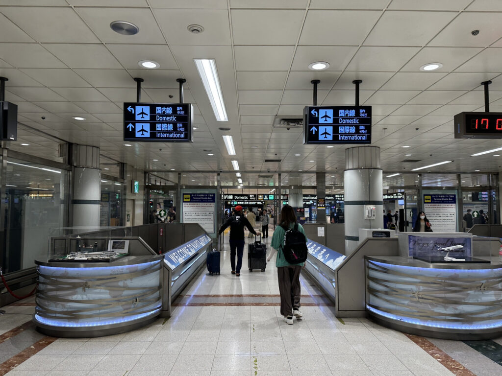 成田空港駅でのパスポートチェック
