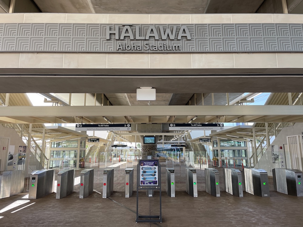 ハラヴァ（Halawa）駅はアロハスタジアムの前