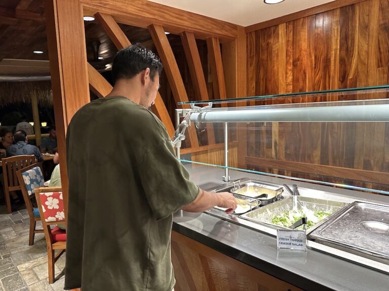 プライム・リブのビュッフェもある「デュークス・ワイキキ」