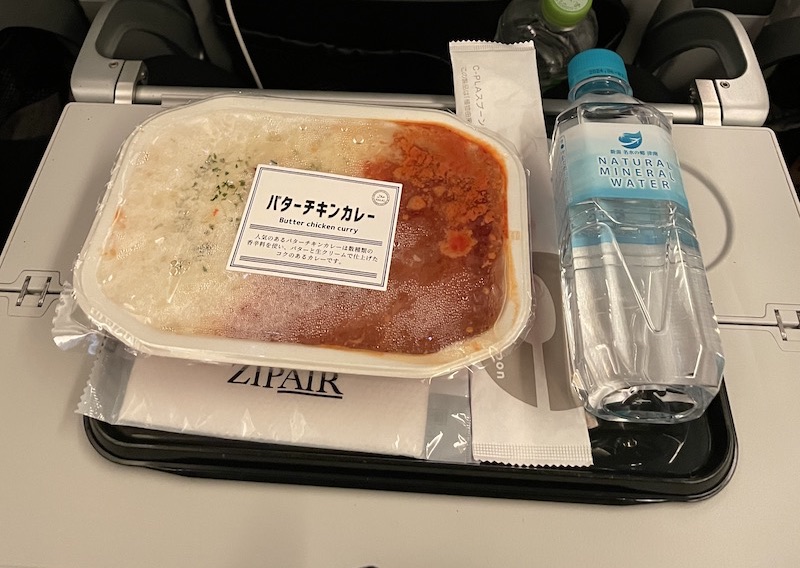 ZipAirの機内食の例（バターチキン）