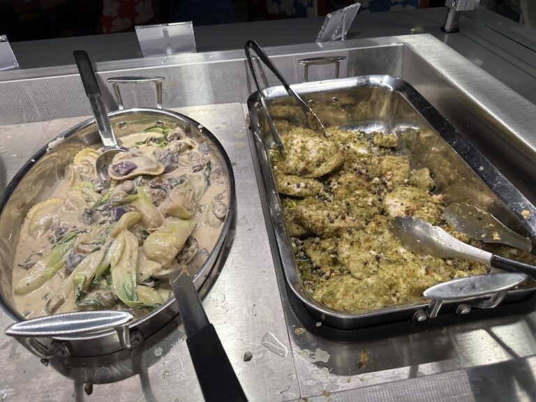 プライム・リブのビュッフェもある「デュークス・ワイキキ」