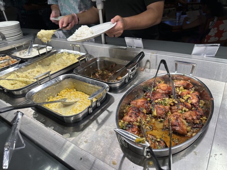 プライム・リブのビュッフェもある「デュークス・ワイキキ」