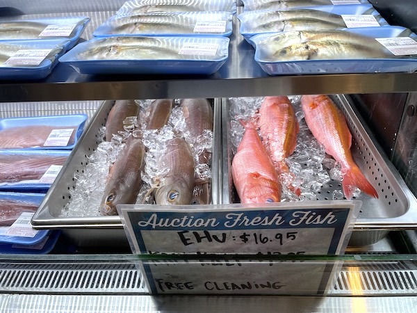 ハワイ、ニコズピア38のショップで売ってい新鮮な魚
