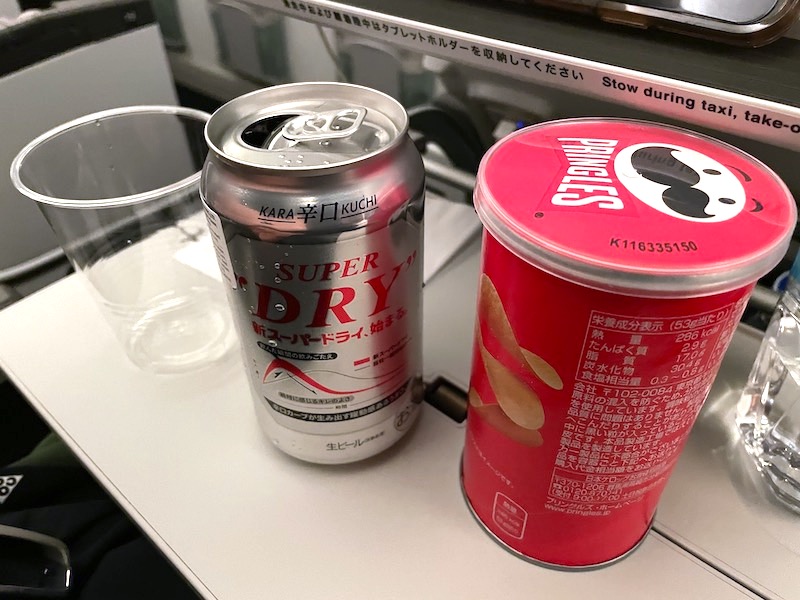 ZipAirの機内でほろ酔いセット（ビールとチップス）をオーダー
