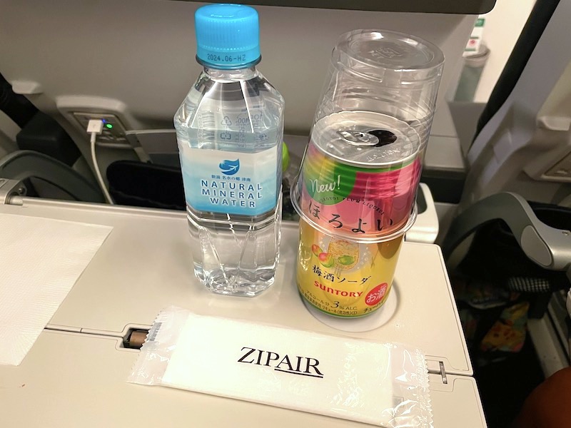 ZipAirの機内で梅酒を注文（有料）