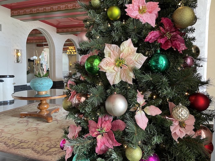 ロイヤルハワイアンホテルのクリスマスツリーのアップ