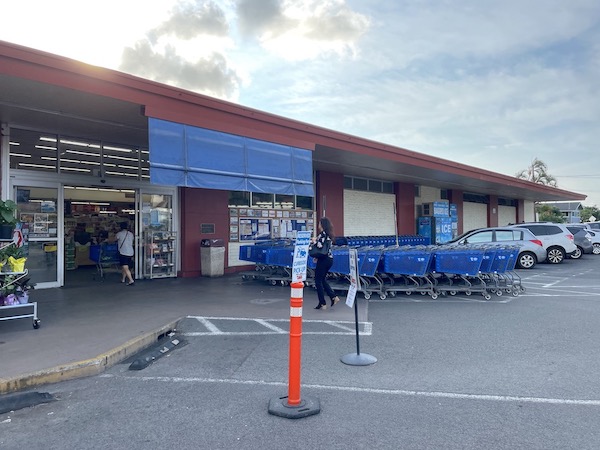 ハワイ地元のスーパー「タイムズ・スーパーマーケット」の外観と入り口