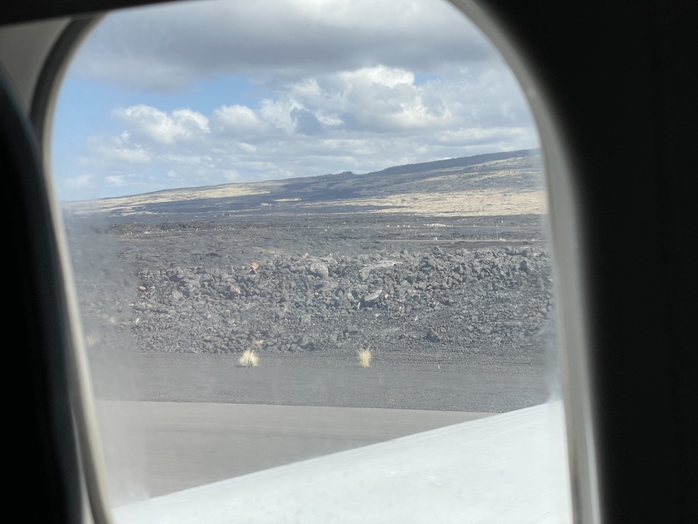 ハワイ島コナ空港に到着すると、空港に溶岩が