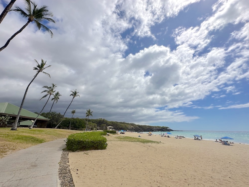 ハワイ島の白い砂のビーチ「ハプナ・ビーチ」