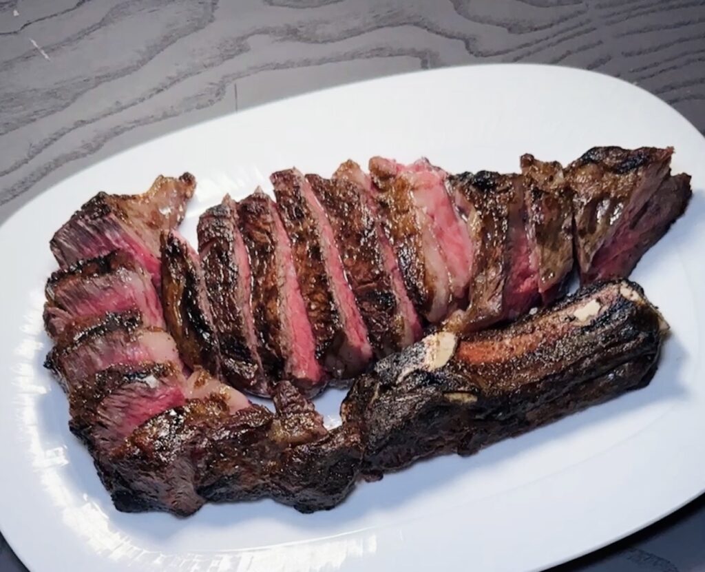60日熟成 リブアイステーキ 700グラム 25oz Ribeye Steak, 60 day dry aged（$88） 
